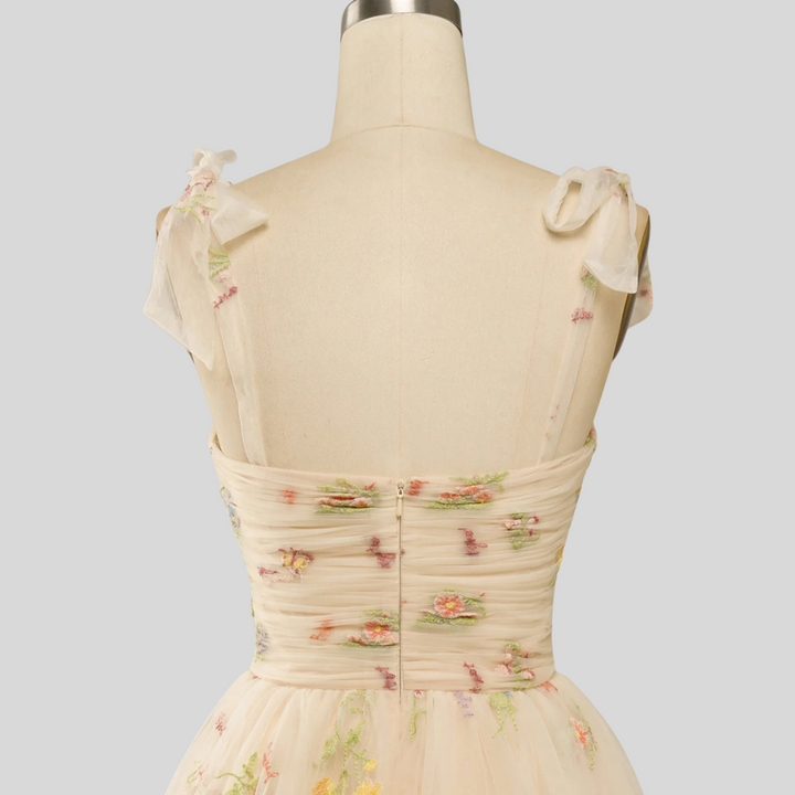 Elegante geborduurde tule baljurk