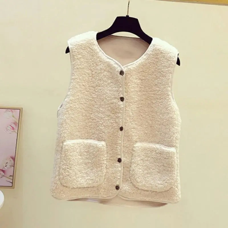 Witte dames wintervest met knopen, mouwloos en twee zakken, hangend aan een hanger. Perfect voor koude seizoenen.