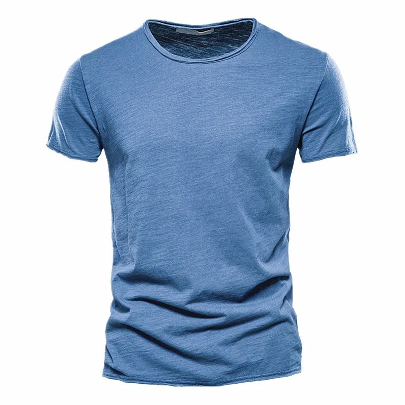 Comfort en Stijl in Eén T-shirt
Ervaar ultiem draagcomfort met dit ademende katoenen zomer T-shirt, ontworpen voor de moderne man die functionaliteit en stijl naadloos wil combineren. Perfect voor warme dagen, biedt dit T-shirt een frisse uitstraling zonder in te leveren op comfort.
Belangrijkste Kenmerken:
Ademend Katoen: Gemaakt van hoogwaardige, luchtige katoenstof die je koel houdt, zelfs op de warmste dagen.
Comfortabele Pasvorm: De zachte stof en de licht getailleerde snit zorgen voor een moeiteloos