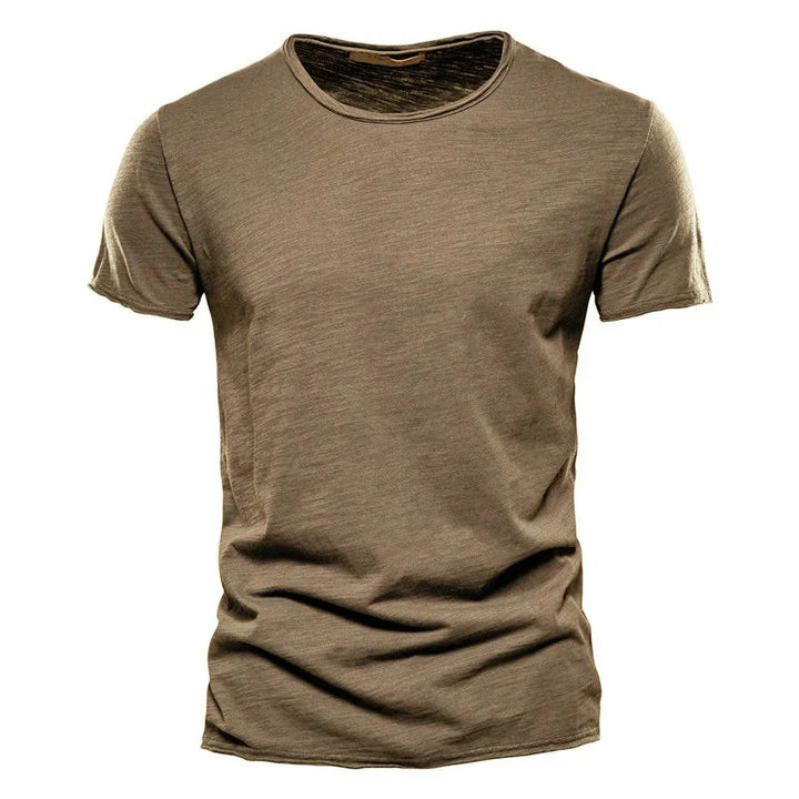 Comfort en Stijl in Eén T-shirt
Ervaar ultiem draagcomfort met dit ademende katoenen zomer T-shirt, ontworpen voor de moderne man die functionaliteit en stijl naadloos wil combineren. Perfect voor warme dagen, biedt dit T-shirt een frisse uitstraling zonder in te leveren op comfort.
Belangrijkste Kenmerken:
Ademend Katoen: Gemaakt van hoogwaardige, luchtige katoenstof die je koel houdt, zelfs op de warmste dagen.
Comfortabele Pasvorm: De zachte stof en de licht getailleerde snit zorgen voor een moeiteloos