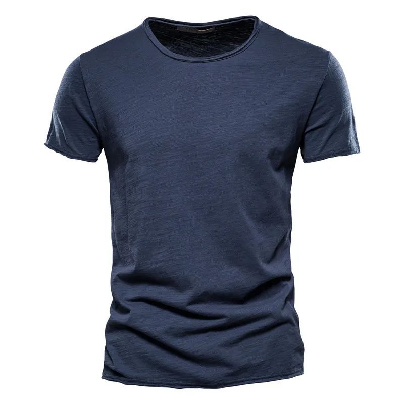 Comfort en Stijl in Eén T-shirt
Ervaar ultiem draagcomfort met dit ademende katoenen zomer T-shirt, ontworpen voor de moderne man die functionaliteit en stijl naadloos wil combineren. Perfect voor warme dagen, biedt dit T-shirt een frisse uitstraling zonder in te leveren op comfort.
Belangrijkste Kenmerken:
Ademend Katoen: Gemaakt van hoogwaardige, luchtige katoenstof die je koel houdt, zelfs op de warmste dagen.
Comfortabele Pasvorm: De zachte stof en de licht getailleerde snit zorgen voor een moeiteloos