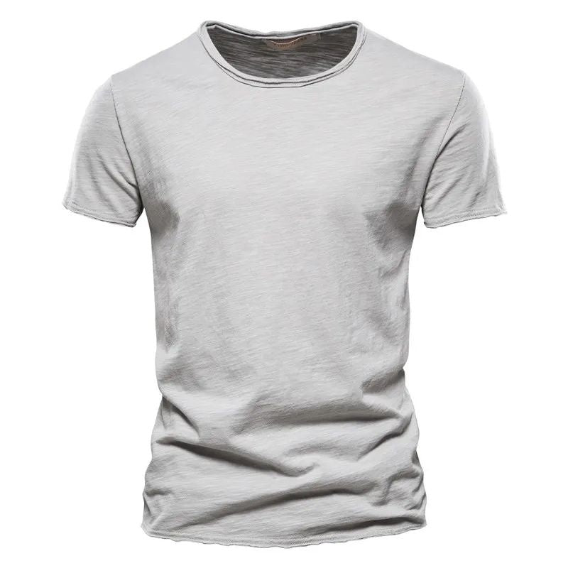 Comfort en Stijl in Eén T-shirt
Ervaar ultiem draagcomfort met dit ademende katoenen zomer T-shirt, ontworpen voor de moderne man die functionaliteit en stijl naadloos wil combineren. Perfect voor warme dagen, biedt dit T-shirt een frisse uitstraling zonder in te leveren op comfort.
Belangrijkste Kenmerken:
Ademend Katoen: Gemaakt van hoogwaardige, luchtige katoenstof die je koel houdt, zelfs op de warmste dagen.
Comfortabele Pasvorm: De zachte stof en de licht getailleerde snit zorgen voor een moeiteloos