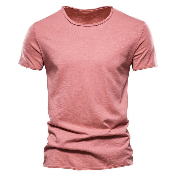 Comfort en Stijl in Eén T-shirt
Ervaar ultiem draagcomfort met dit ademende katoenen zomer T-shirt, ontworpen voor de moderne man die functionaliteit en stijl naadloos wil combineren. Perfect voor warme dagen, biedt dit T-shirt een frisse uitstraling zonder in te leveren op comfort.
Belangrijkste Kenmerken:
Ademend Katoen: Gemaakt van hoogwaardige, luchtige katoenstof die je koel houdt, zelfs op de warmste dagen.
Comfortabele Pasvorm: De zachte stof en de licht getailleerde snit zorgen voor een moeiteloos