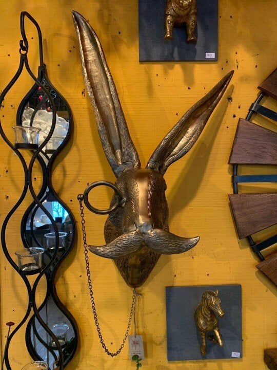 Decoratief hertenkopbeeld rustiek getextureerd gewei als wandstuk