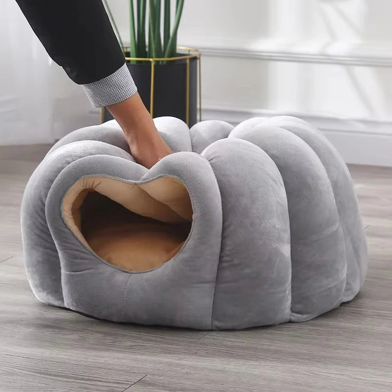 CozyNest - Warm en Knus Kattenbed Met Gesloten Ontwerp Voor de Winter