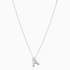 Verfijnde witgouden ketting met initiaal hanger.