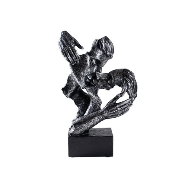 Abstracte kunstsculptuur, hedendaags beeld van een stel voor in huis
