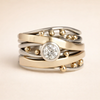 Elegante gouden ring met zirkonia en verfijnd interieur