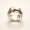 Zilveren ring met gouden hartje