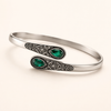 Zachte schijn van wit goud armband met delicate details