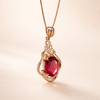 Elegante gouden ketting met rode kristallen accenten