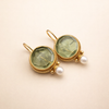 Elegante oorbellen met groene steen en parel in wit goud