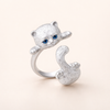 Verfijnde witgouden ring met subtiele kattenvorm