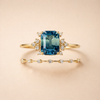 Zachte glans ring set in goud met kristalblauwe accenten