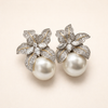 Elegante parel oorbellen van wit goud met bloemdetails