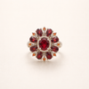 Elegante gouden ring met scharlaken bloemblaadjes