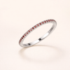 Elegante witgouden ring met subtiele zirkonia details
