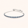 Elegante witgouden tennisarmband met geslepen saffier
