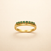 Elegante, smaragdgroene ring met verfijnde lagen