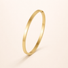Elegante gouden armreif met verfijnde lijnen