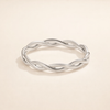 Elegante zilveren draai-ring met subtiele glans