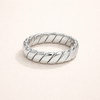 Elegante zilveren ring met een verfijnde twist
