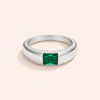 Elegante zilveren ring met smaragd detail