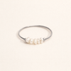 Elegante zilveren ring met klassieke zoetwaterparel