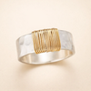 Elegante gouden ring met verfijnde draadstructuur
