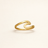 Elegante gouden ring met golfpatroon