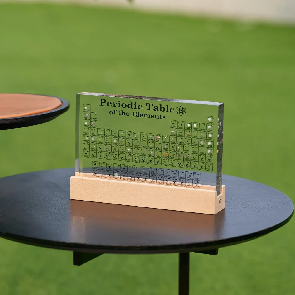 Verlichte periodiek systeem-replica met echte elementen
