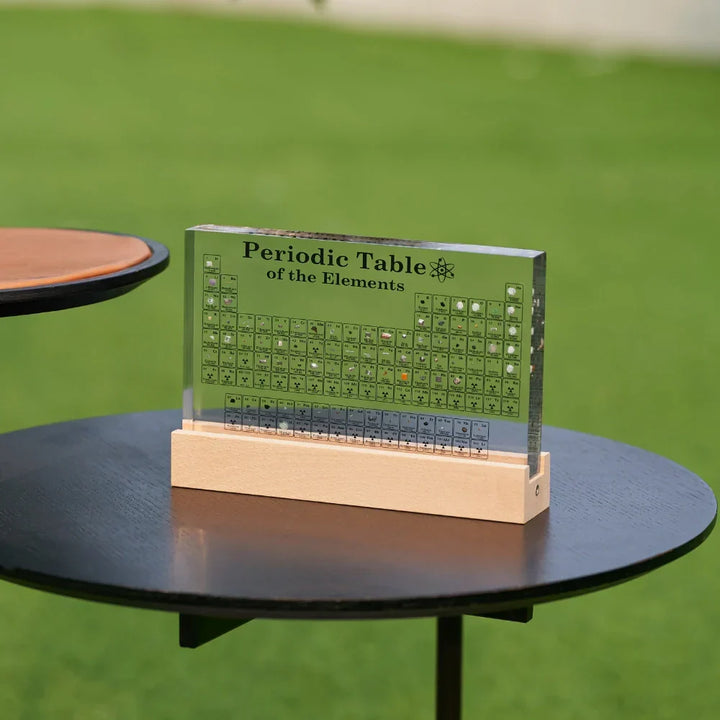 Verlichte periodiek systeem-replica met echte elementen