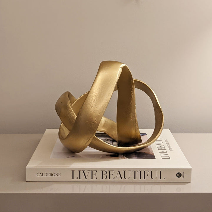 GoldenKnot - Elegante Gouden Knoop Sierstuk voor Modern Interieur