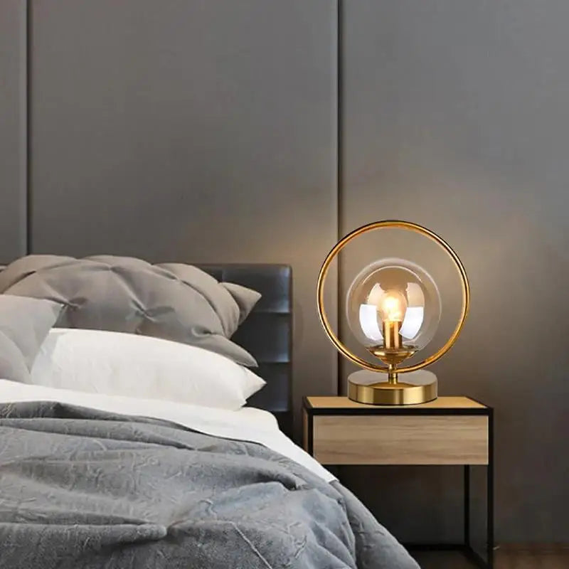 GlowLuxe - Moderne Glazen Tafellamp met Messing Accenten | Tijdloze Elegantie Voor Elk Interieur