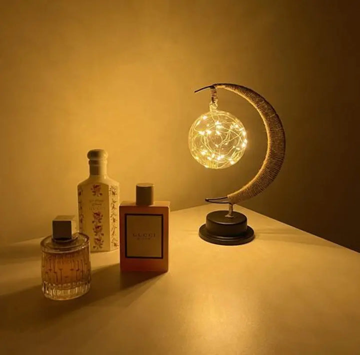 Decoratieve tafellamp met sfeervolle maangloed