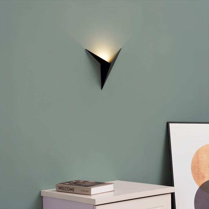 Luxe wandlampen met strak driehoekig ontwerp