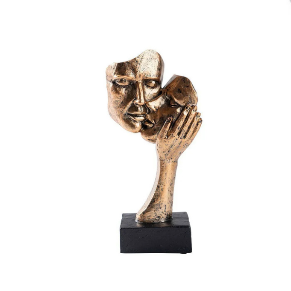 Abstracte kunstsculptuur, hedendaags beeld van een stel voor in huis