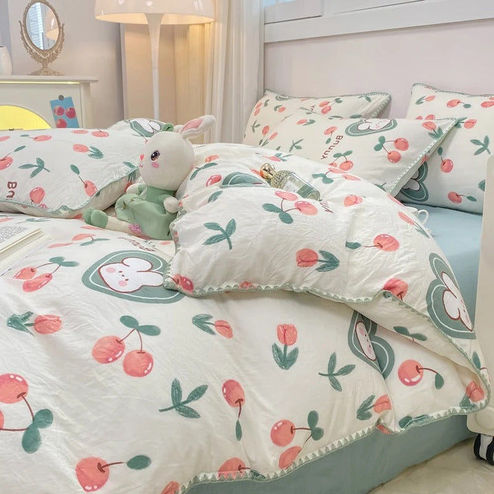 Dekbedovertrekset met bloemenprint, patroon met bloesem en bessen