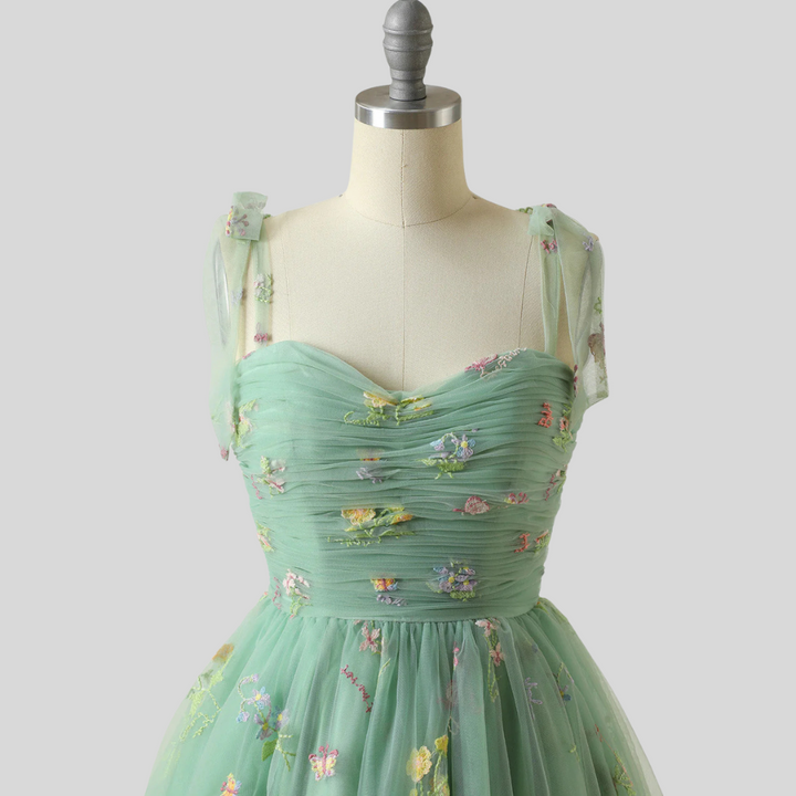 Elegante geborduurde tule baljurk