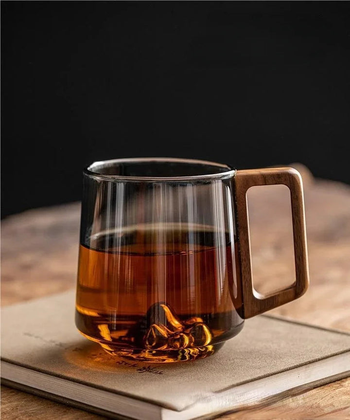 Moderne mok met houten handvat minimalistisch drinkgerei voor in huis