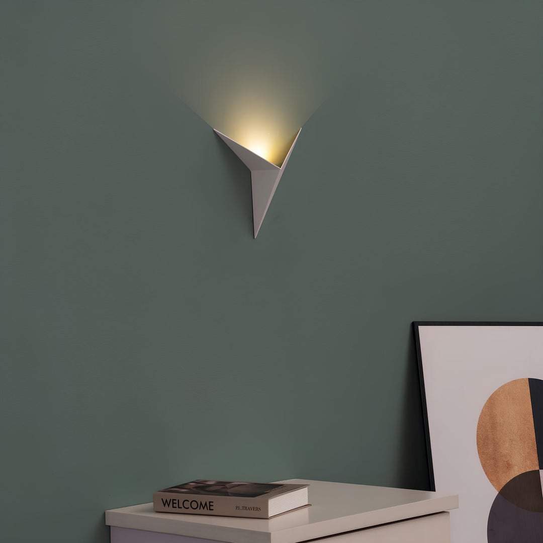 Luxe wandlampen met strak driehoekig ontwerp