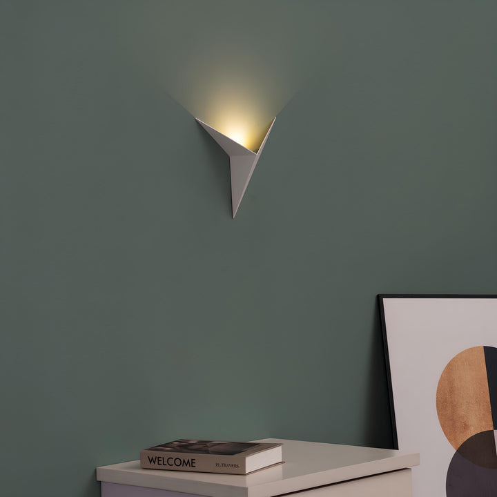 Luxe wandlampen met strak driehoekig ontwerp