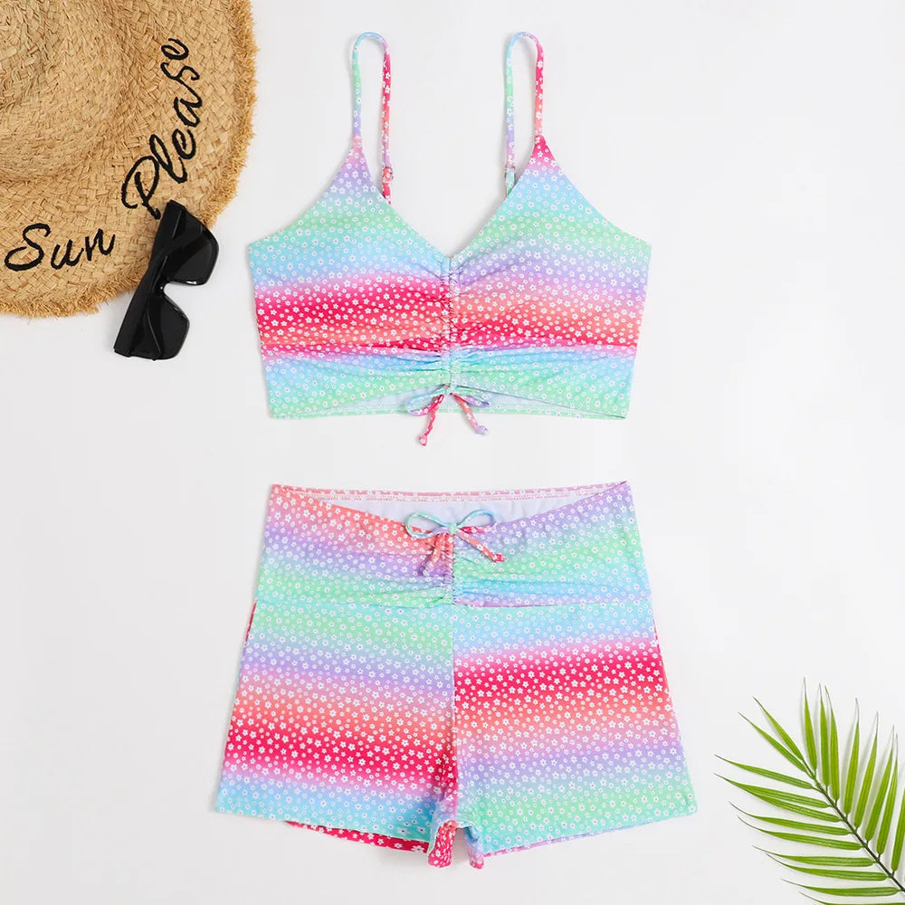 Regenboogkleurige crop top en shorts set met stippenpatroon, zomerse strandstijl. Inclusief zonnebril en strohoed met tekst "Sun Please".