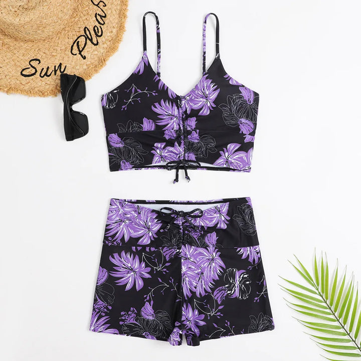 Dames zomerset met paarse bloemenprint, bestaande uit een crop top en korte broek. Perfect voor strandmode en casual zomeroutfits.