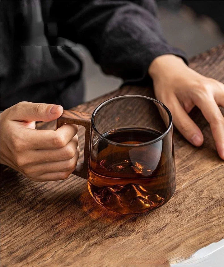 Moderne mok met houten handvat minimalistisch drinkgerei voor in huis