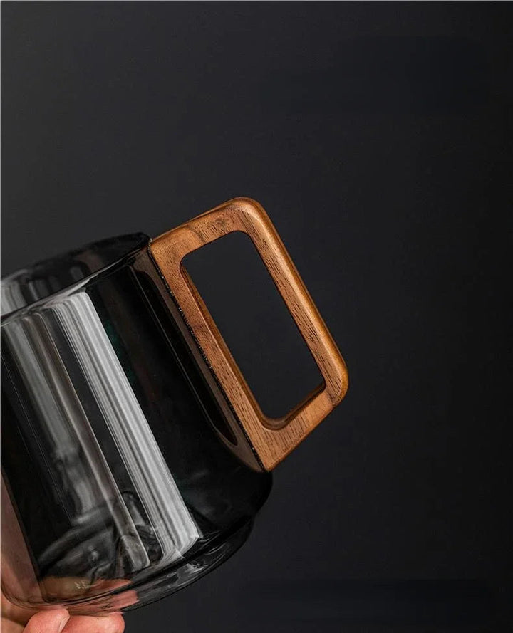 Moderne mok met houten handvat minimalistisch drinkgerei voor in huis