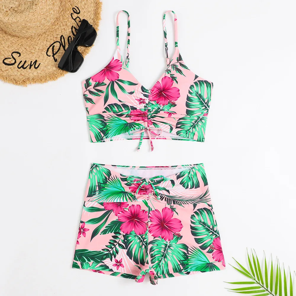 Roze tropische bikini met bloemenprint en bladeren, bestaande uit een top en short. Perfect voor strandmode en zomerse zwemkleding.