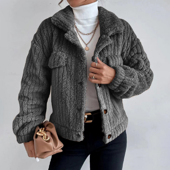 https://cdn.shopify.com/s/files/1/0853/4979/4119/files/Amelia___Elegante_jas_met_zakken_1.png?v=1752733975
