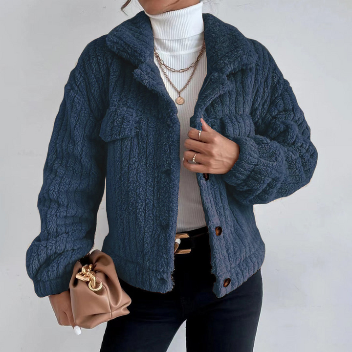 https://cdn.shopify.com/s/files/1/0853/4979/4119/files/Amelia___Elegante_jas_met_zakken_4.png?v=1752733975