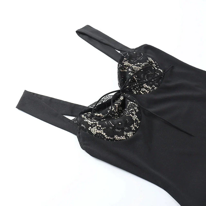 https://cdn.shopify.com/s/files/1/0768/1006/0099/files/CALORA_A-Line-Lace-Mini-Jurk-met-Gevoerde-Breed-Strap-en-Kant-3.webp?v=1744483840